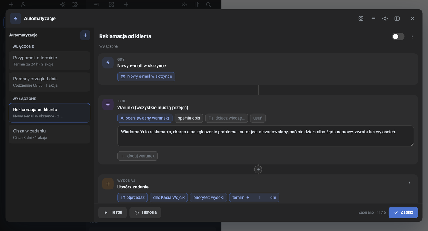 Ventana Automatizaciones en Task Manager con la regla «Reclamación de un cliente»: CUANDO «Nuevo correo en el buzón», SI la condición «La IA evalúa (condición personalizada)» con la descripción de la reclamación, EJECUTA «Crear tarea» con los chips Ventas, para: Kasia Wójcik, prioridad: alta, plazo: +1 día; abajo los botones Probar, Historial y Guardar, a la izquierda la lista de reglas activadas y desactivadas