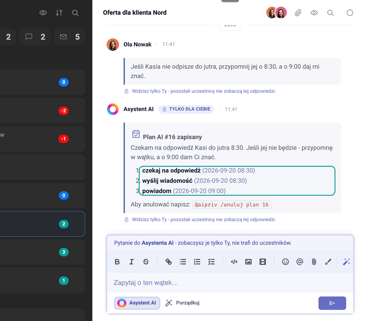 Hilo de la tarea «Oferta para el cliente Nord»: pregunta privada de Ola Nowak «Si Kasia no responde para mañana, recuérdaselo a las 8:30 y avísame a mí a las 9:00.» y respuesta del Asistente de IA con la etiqueta SOLO PARA TI - tarjeta «Plan de IA n.º 16 guardado» con el resumen, tres pasos (esperar respuesta 08:30, enviar mensaje 08:30, avisar 09:00) y la línea «Para cancelar escribe: @aipriv /anuluj plan 16»
