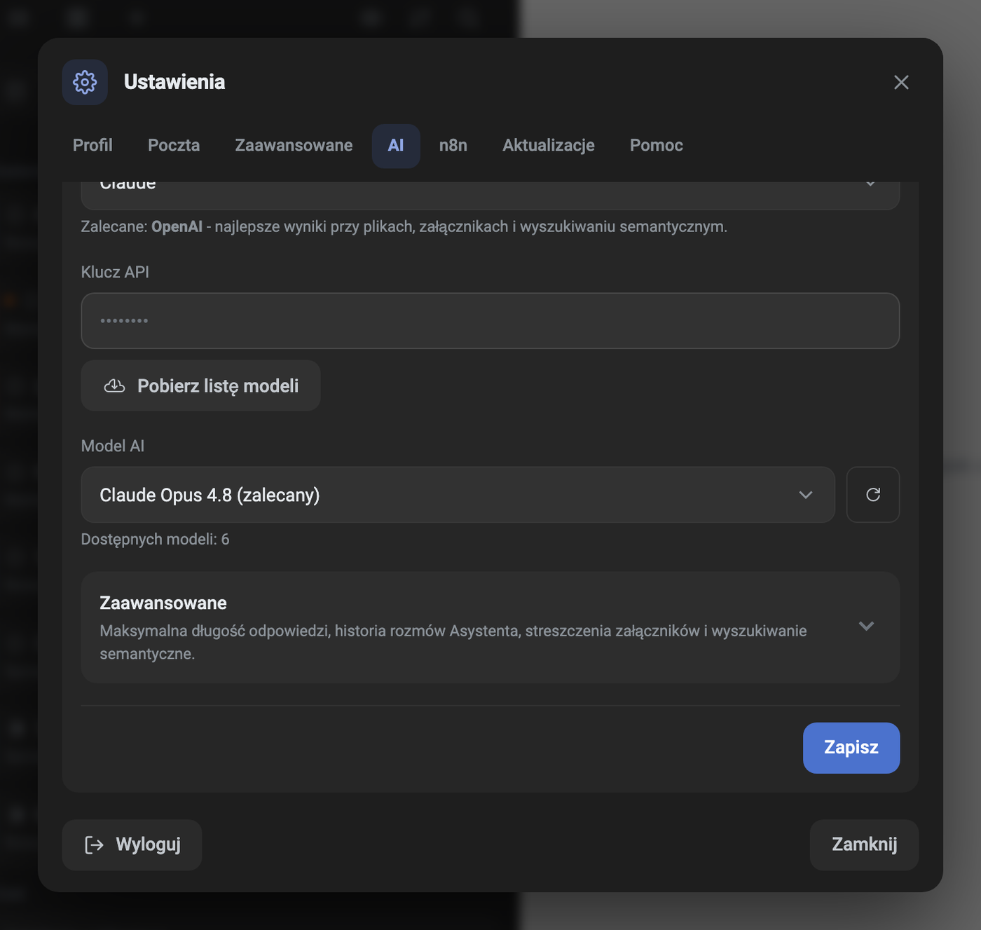 Ventana Configuración en Task Manager, pestaña IA: proveedor elegido Claude, campo Clave API enmascarado con puntos, botón «Obtener lista de modelos», lista Modelo de IA con la opción «Claude Opus 4.8 (recomendado)» e información «Modelos disponibles: 6», sección Avanzado plegada (longitud máxima de la respuesta, historial de conversaciones del Asistente, resúmenes de adjuntos, búsqueda semántica) y botón Guardar