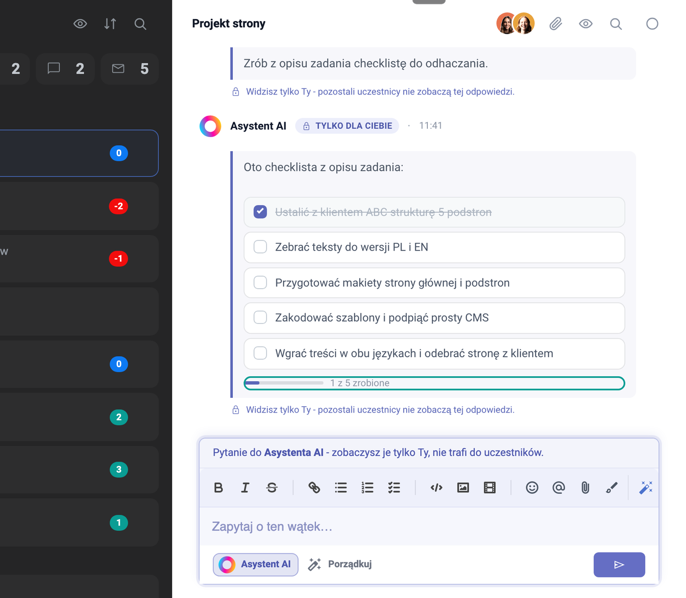 Hilo de la tarea „Proyecto de la web": orden privada „Convierte la descripción de la tarea en una lista de comprobación" con la nota „Solo tú lo ves", respuesta del Asistente de IA con la insignia SOLO PARA TI y cinco pasos - Acordar con el cliente ABC la estructura de 5 subpáginas (marcado), Reunir los textos en versión PL y EN, Preparar los bocetos de la página principal y las subpáginas, Programar las plantillas y conectar un CMS sencillo, Subir los contenidos en ambos idiomas y entregar la web al cliente - barra „1 de 5 hechos" y editor de preguntas morado debajo