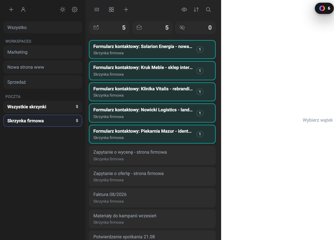 Lista de hilos en el Correo de Task Manager, marcada „Buzón compartido" con un contador de 5: cinco solicitudes „Formulario de contacto" sin leer de Solarion Energía, Kruk Meble, Klinika Vitalis, Nowicki Logistics y Piekarnia Mazur, y más abajo hilos más antiguos (Consulta de presupuesto, Consulta de oferta, Factura 08/2026, Materiales para la campaña de septiembre, Confirmación de reunión 21.08); encima de la lista, tarjetas de contadores