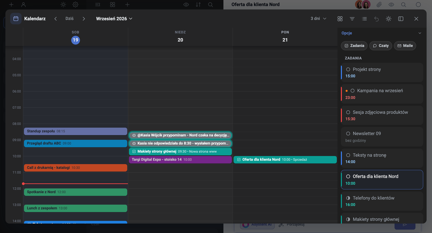 Calendario de Task Manager en vista de 3 días, 19-21 de septiembre de 2026: el domingo 20 de septiembre dos chips grafito con icono de robot - «@Kasia Wójcik recordatorio - Nord espera la decisión» 08:30 Mensaje (IA) y «Kasia no ha respondido antes de las 8:30 - he enviado el recordatorio» 09:00 Notificación (IA), debajo «Maquetas de la página principal» y «Feria Digital Expo - stand 14», el lunes la tarea «Oferta para el cliente Nord» 10:00, a la derecha un panel con la lista de tareas
